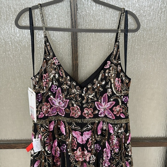 Mac Duggal V NECK FLORAL EMBELLISHED SPAGHETTI STRAP GOWN in black multi size 22 - Picture 10 of 17